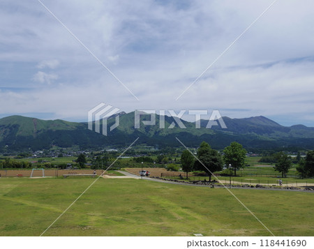 從熊本縣南阿蘇村眺望阿蘇五山 從熊本縣南阿蘇村眺望阿蘇五山 118441690