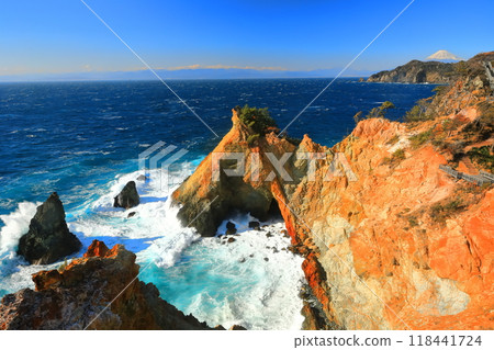 【靜岡縣】沐浴夕陽的小金崎和富士山 118441724