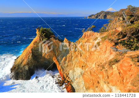 【靜岡縣】沐浴夕陽的小金崎和富士山 118441728