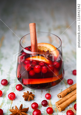 Christmas drink - red spiced mulled wine in glass 118442342