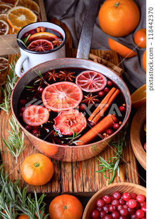 Copper pot of mulled wine Copper pot of mulled wine 118442370