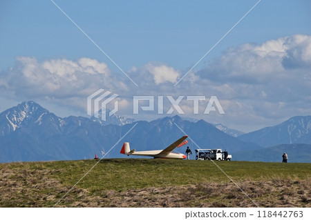 滑翔機在霧峰機場和南阿爾卑斯山脈等待起飛 滑翔機在霧峰機場和南阿爾卑斯山脈等待起飛 118442763