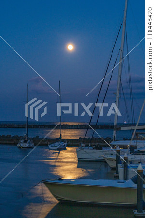 [靜岡縣]停泊在熱海港的船隻和中秋節 118443420