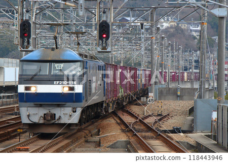 A freight train passing through Mihara Station on the Sanyo Main Line (pulled by EF210 No. 100) 118443946