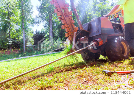 Using horizontal directional drilling machine to lay trenchless communications fiber optics before installing an underground cable Using horizontal directional drilling machine to lay trenchless communications fiber optics before installing an underground cable 118444061