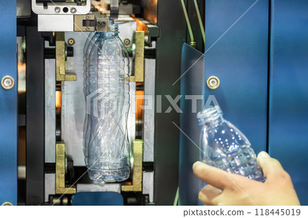 The operation of blow mold machine with the PET bottle. 118445019