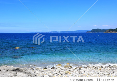 Shirasaki Coast: Clear blue waters 118445676