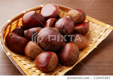 Chestnut fruit 118445807