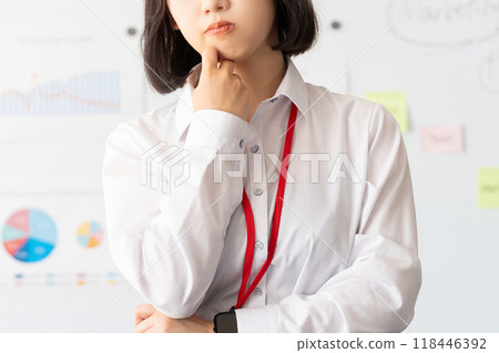 年輕女商人的思考 年輕女商人的思考 118446392