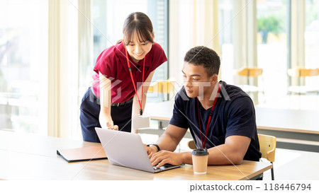 兩個商人,一男一女,開會 兩個商人,一男一女,開會 118446794