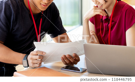 兩個商人,一男一女,開會 兩個商人,一男一女,開會 118446795