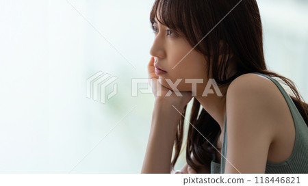 一個年輕女子帶著困惑的表情思考著 118446821