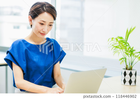 woman using a laptop in the office 118446902