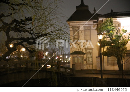 Kurashiki Bikan Historical Quarter in the evening rain 118446953