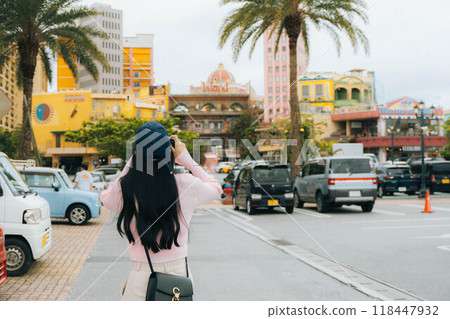 一位女士在美國村拍照的後視圖 118447932