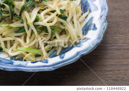 Bean sprouts stir-fried with chives 118448922