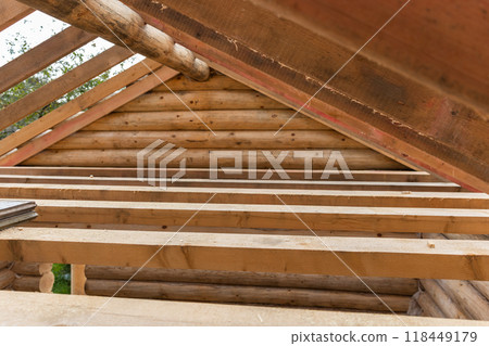 Log house roof is under construction. New wooden house structure 118449179