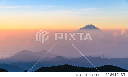Mt. Fuji, sunrise and sea of clouds in summer (from Mt. Kinpu) 118450485