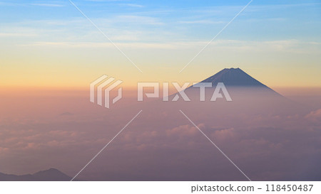 夏天的富士山、日出、雲海（來自金峰山） 118450487