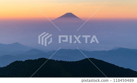 Mt. Fuji, sunrise and sea of clouds in summer (from Mt. Kinpu) 118450489