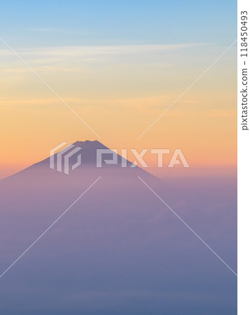 Mt. Fuji, sunrise and sea of clouds in summer (from Mt. Kinpu) Mt. Fuji, sunrise and sea of clouds in summer (from Mt. Kinpu) 118450493