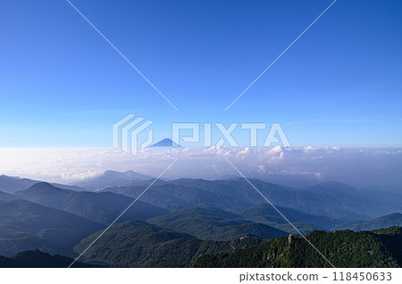 夏日晴朗的天空、富士山的壯麗景色以及金浦山的雲海 118450633