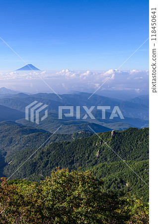 夏日晴朗的天空、富士山的壯麗景色以及金浦山的雲海 夏日晴朗的天空、富士山的壯麗景色以及金浦山的雲海 118450641
