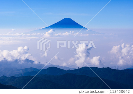 A beautiful view of Mt. Fuji and the sea of clouds under a clear summer sky, from Mt. Kinpu 118450642