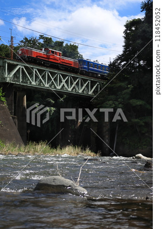 DL Gunma fin No. 10 makes its final run across the Kamiusui River Bridge, which was built in the Meiji era. Photo taken on September 15, 2024 DL Gunma fin No. 10 makes its final run across the Kamiusui River Bridge, which was built in the Meiji era. Photo taken on September 15, 2024 118452052