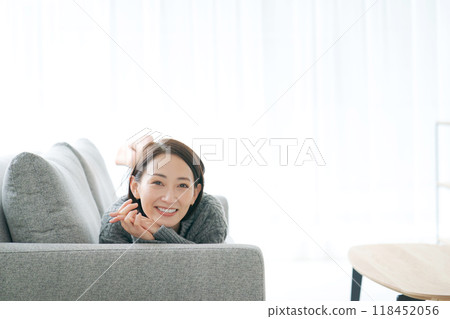 微笑對沙發的婦女 微笑對沙發的婦女 118452056