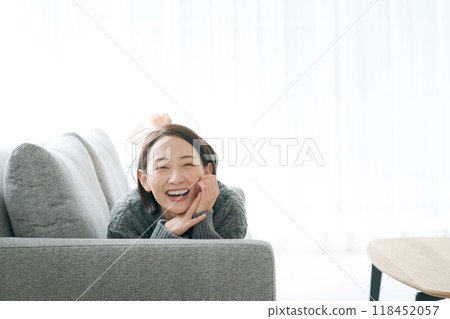 微笑對沙發的婦女 微笑對沙發的婦女 118452057
