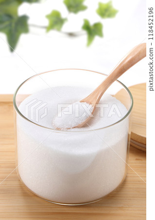 糖放入透明容器中 糖放入透明容器中 118452196