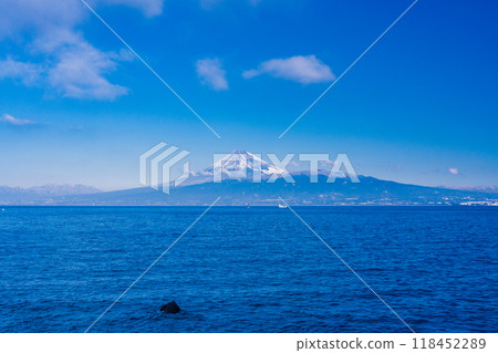 [Shizuoka Prefecture] Mt. Fuji over the sea seen from Izu 118452289