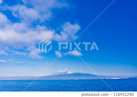 [Shizuoka Prefecture] Mt. Fuji over the sea seen from Izu 118452290