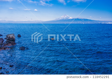 [Shizuoka Prefecture] Mt. Fuji over the sea seen from Izu 118452291