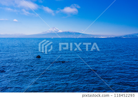 [Shizuoka Prefecture] Mt. Fuji over the sea seen from Izu 118452293
