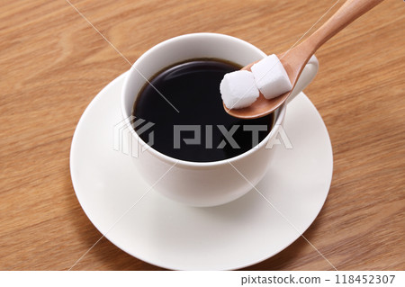 Hot coffee and sugar cubes 118452307