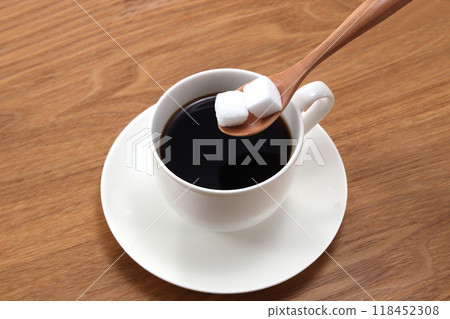Hot coffee and sugar cubes 118452308