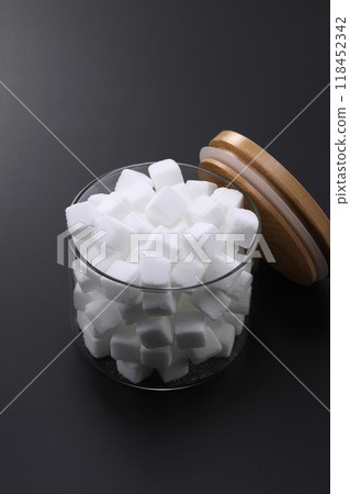 將方糖放入透明容器中 118452342