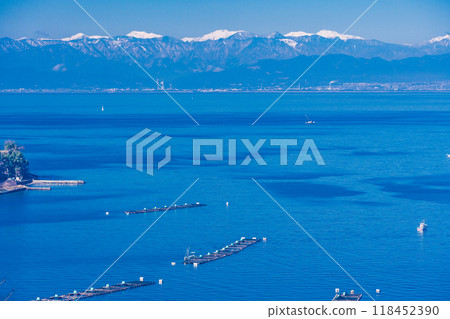 [Shizuoka Prefecture] The snow-covered Southern Alps seen across the Izu Sea 118452390