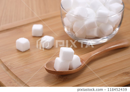 湯匙上的方糖 118452439