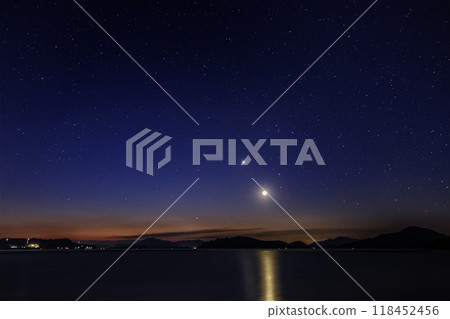 瀨戶內的冬季星空:天蠍座、月亮和金星在清晨的天空中升起 瀨戶內的冬季星空:天蠍座、月亮和金星在清晨的天空中升起 118452456