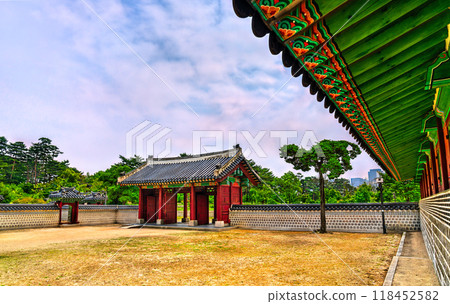 Traditional architecture of Gyeongbokgung Palace in Seoul, South Korea 118452582