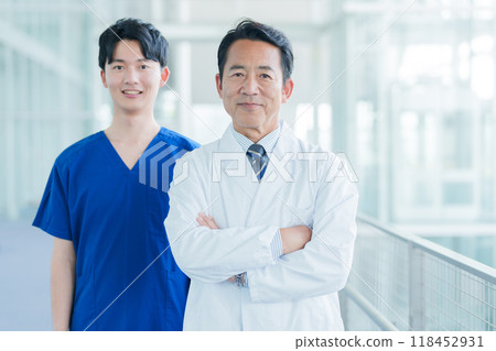 Portrait of a doctor and nurse with arms crossed 118452931