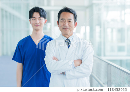 雙手交叉的醫生和護士的肖像 118452933