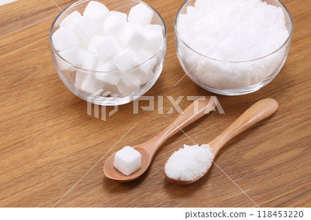 Cube sugar and white sugar 118453220