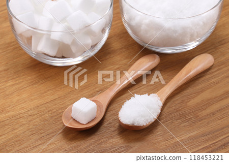 Cube sugar and white sugar Cube sugar and white sugar 118453221