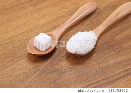 Cube sugar and white sugar 118453222