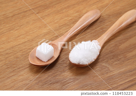 Cube sugar and white sugar Cube sugar and white sugar 118453223