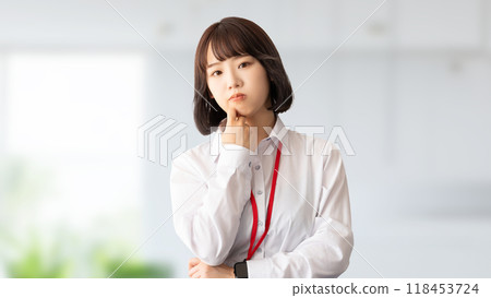 年輕女性/女商人的思考 118453724